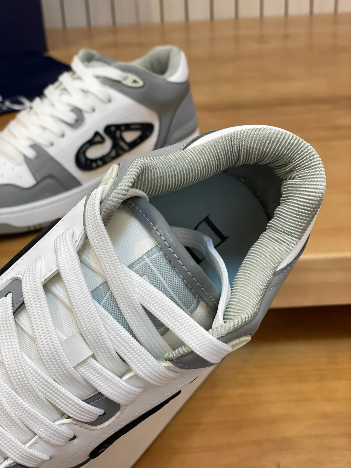 Men's shoes: 💰P440¥ Product trademark: Dior* "Dior*" high-top casual shoes Regular size: 38-44 (can be customized to 45.46) Product materials: Upper imported cowhide stitched with original fabric, breathable lining, original outsole. Number: 1006